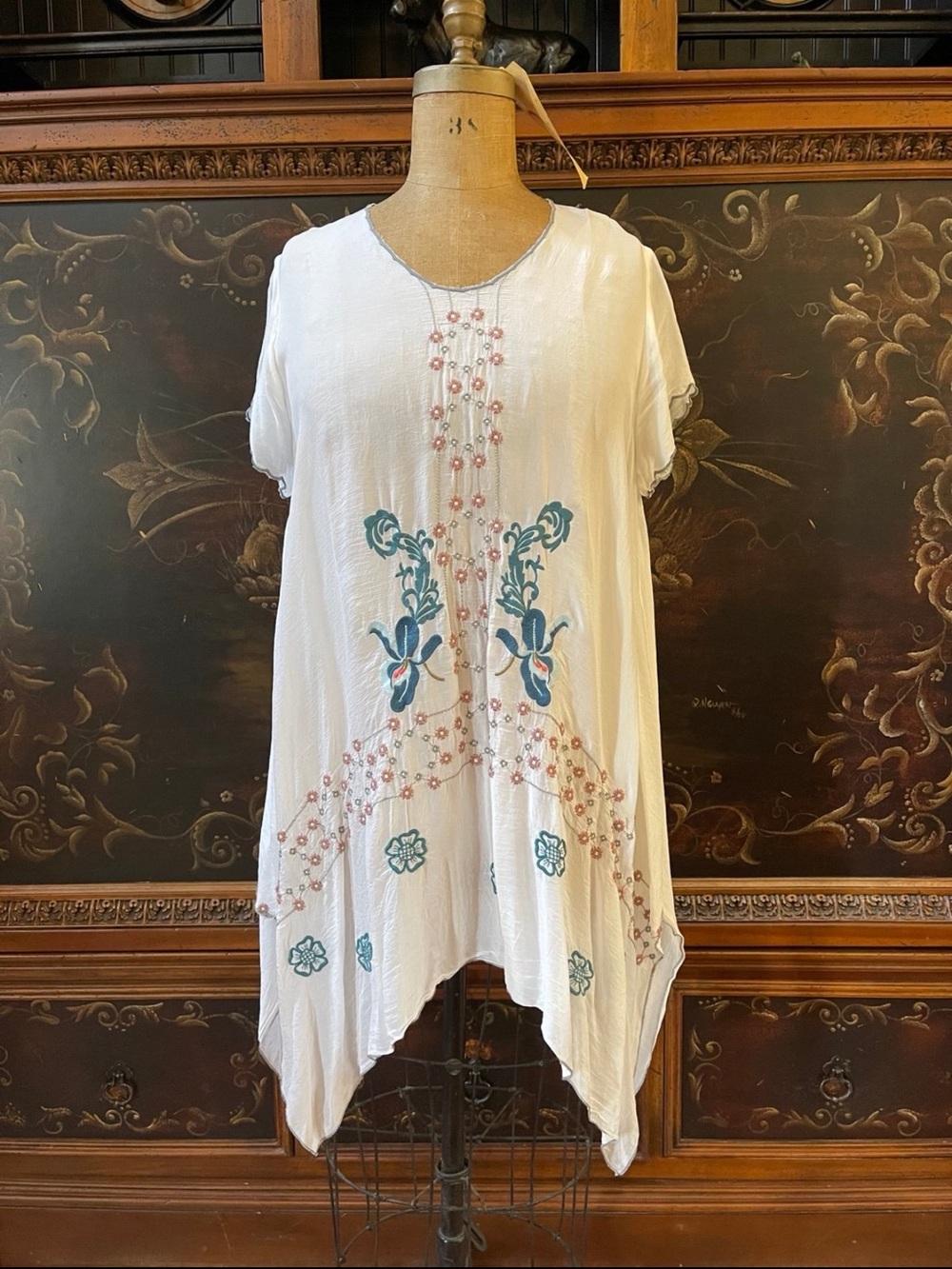 JOHNNY WAS …Embroidered White Short-Sleeve Tunic
